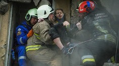 Záchranári z miesta ruského útoku v Dnipre odstránili už vyše osem ton trosiek