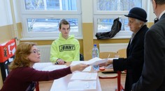 Člen volebnej komisie mal na sebe mikinu s nápisom JBMNT