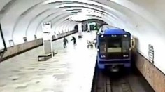 Kočík s dieťaťom sa rútil na koľajnice. Matka si to nevšímala