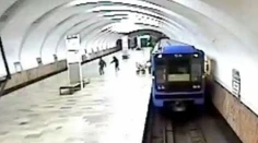 Kočík s dieťaťom sa rútil na koľajnice. Matka si to nevšímala