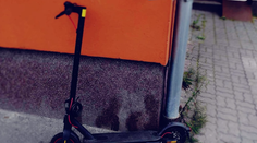 Nehoda v Žiari nad Hronom. Chlapca (11) na kolobežke bez prilby zrazilo auto, skončil v nemocnici