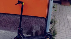 Nehoda v Žiari nad Hronom. Chlapca (11) na kolobežke bez prilby zrazilo auto, skončil v nemocnici