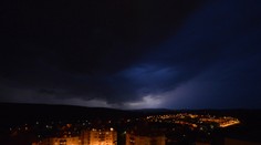 Búrky už sú nad Českom a smerujú k nám. Vieme, kde by mali byť najsilnejšie