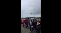 Palec hore! Parašutista zachránil kolegu, ktorému sa neotvoril padák