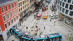 V centre Osla sa vykoľajila električka a vrazila do obchodu, hlásia zranených