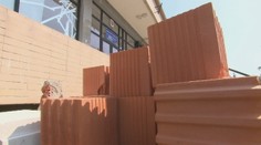 Telocvičňu v škole nemá kto opraviť už dva roky, na novú palubovku už pršalo