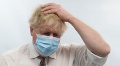 Britský premiér Johnson vyzval Putina, aby ustúpil „z okraja priepasti"