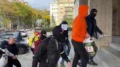 Policajné manévre pred Justičným palácom: Rozhodujú o väzbe v kauze údajných podvodov s luxusnými autami