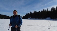 Popieral koronavírus, doma robil nelegálne večierky. Známy konšpirátor teraz ochoreniu sám podľahol