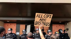 Afroameričan, ktorého polícia viackrát strelila do chrbta, je ochrnutý od pása nadol