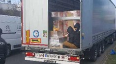 Polícia vo Zvolene zastavila kamión, boli v ňom ukrytí migranti