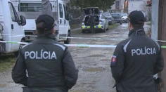 Podozrivým z dvojnásobnej vraždy v Leviciach je bývalý druh. Na políciu prišiel ráno rozrušený a opitý