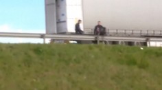 Surový zásah polície: Utečencov bili hlava-nehlava