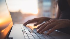 Rafinovaný podvod. Len dvadsaťročná Češka cez internet oklamala neuveriteľných 1500 ľudí