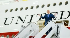 VIDEO: Trumpovi pri odchode zo samitu NATO hrozil atentát. Pri presune medzi lietadlami sa schoval v kontajneri na jedlo