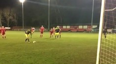 Aj takto sa dá kopnúť penalta. Hráč prekvapil brankára geniálnou fintou