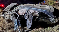Pri predbiehaní stratil kontrolu. Vodič si rozbil auto, zranil seba aj spolujazdca