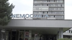Brutálny incident v ružinovskej nemocnici, na urgente zasahovalo 15 policajtov. Páchateľ už pozná svoj trest