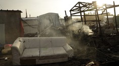 V "Džungli" dohárajú zvyšky prístreškov, zapálili ich zrejme odchádzajúci migranti