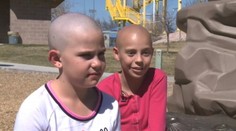 Dievča podporilo kamarátku s rakovinou. Vylúčili ju zo školy