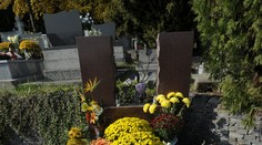 Aj výzdoba na hroboch podlieha trendom. Tento rok je hitom vraj oranžová