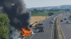 Zostal z nej len kovový skelet. Na diaľnici horela dodávka, viezla sa v nej mladá rodina s deťmi