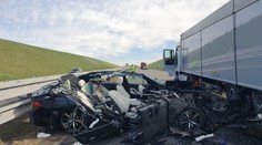 VIDEO: Takto to dopadne, keď sa vodič naplno nevenuje šoférovaniu. BMW na diaľnici napálilo do stojaceho kamiónu