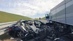 VIDEO: Takto to dopadne, keď sa vodič naplno nevenuje šoférovaniu. BMW na diaľnici napálilo do stojaceho kamiónu