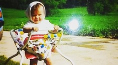 Kedysi malý drobček, dnes sexy herečka! Tušíte, kto je na obrázku?