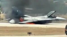 VIDEO: Stíhačka F-16 núdzovo pristála v plameňoch. Jediné letisko na Zakynthose je ochromené