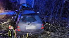Smrteľná nehoda pri Jasnej. Mladý vodič (†18) neprežil náraz do stromu