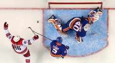 V defenzívnom súboji Islanders - Hurricanes padol jediný gól, aj to až v predĺžení
