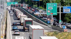 Rozsiahle kolóny ochromili premávku v Bratislave, spôsobila ich nehoda