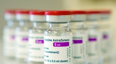 Súvislosť medzi vakcínou AstraZeneca a zrazeninami existuje, uviedol predstaviteľ EMA