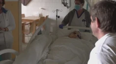 Ležiacu starenku chcela nakŕmiť, spadla jej hlavou na zem. V nemocnici zistili vážny úraz