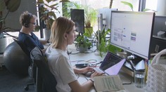 Umelá inteligencia mení trh práce raketovou rýchlosťou. Zamestnanci, ktorí s ňou vedia pracovať, zarábajú viac