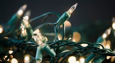 VIDEO: Malé tajomstvo vianočných svetielok. Červená žiarovka má funkciu, o ktorej väčšina netuší