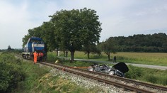 Vážna nehoda na priecestí: Vodička si nevšimla samostatný rušeň, ten do nej narazil