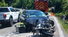 Nešťastný deň na slovenských cestách pokračuje. Vodička auta mala prejsť do protismeru a zraziť sa s motorkármi