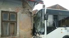 V Huncoviach narazil autobus do rodinného domu, niekoľko cestujúcich sa zranilo