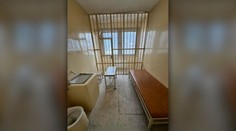 Neohlásené kontroly na policajných oddeleniach: Podmienky v celách hraničia s neľudským zaobchádzaním