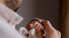 Platené voľno pre otcov po narodení dieťaťa. Kto naň má nárok a aká je výška dávky? (otázky a odpovede)