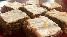 Petržlenovo-orechový koláč s krémom