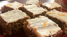 Petržlenovo-orechový koláč s krémom