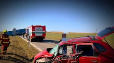 Nehoda auta a nákladiaku na východe Slovenska. Zasahujú všetky záchranné zložky