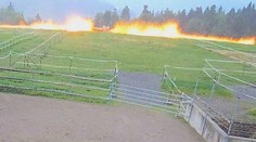 VIDEO: Zábery ako z akčného filmu. Kamera zachytila reťazový výbuch elektrického plota, ktorý zasiahol blesk