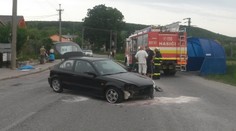 Auto vletelo do ľudí na zastávke. Jedna žena podľahla zraneniam