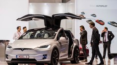 Tesla volá autá do opravovní. Nefunguje im ručná brzda