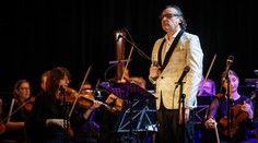 Desivé zranenie slovenského muzikálového speváka. Počas predstavenia ho do oka zasiahol oštep