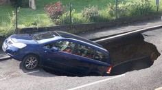 V Londýne sa otvorila zem. Obria diera zhltla auto